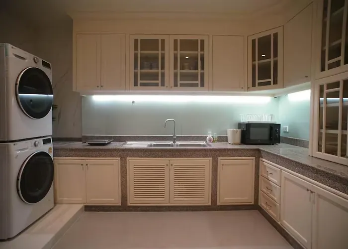 Appartement New Asok Grand Family 4br L Walk To Bts,mrt L 10 Guests L Parking L Open April 2026 Bangkok