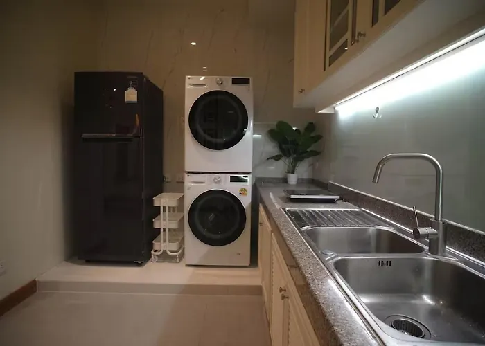 Appartement New Asok Grand Family 4br L Walk To Bts,mrt L 10 Guests L Parking L Open April 2026